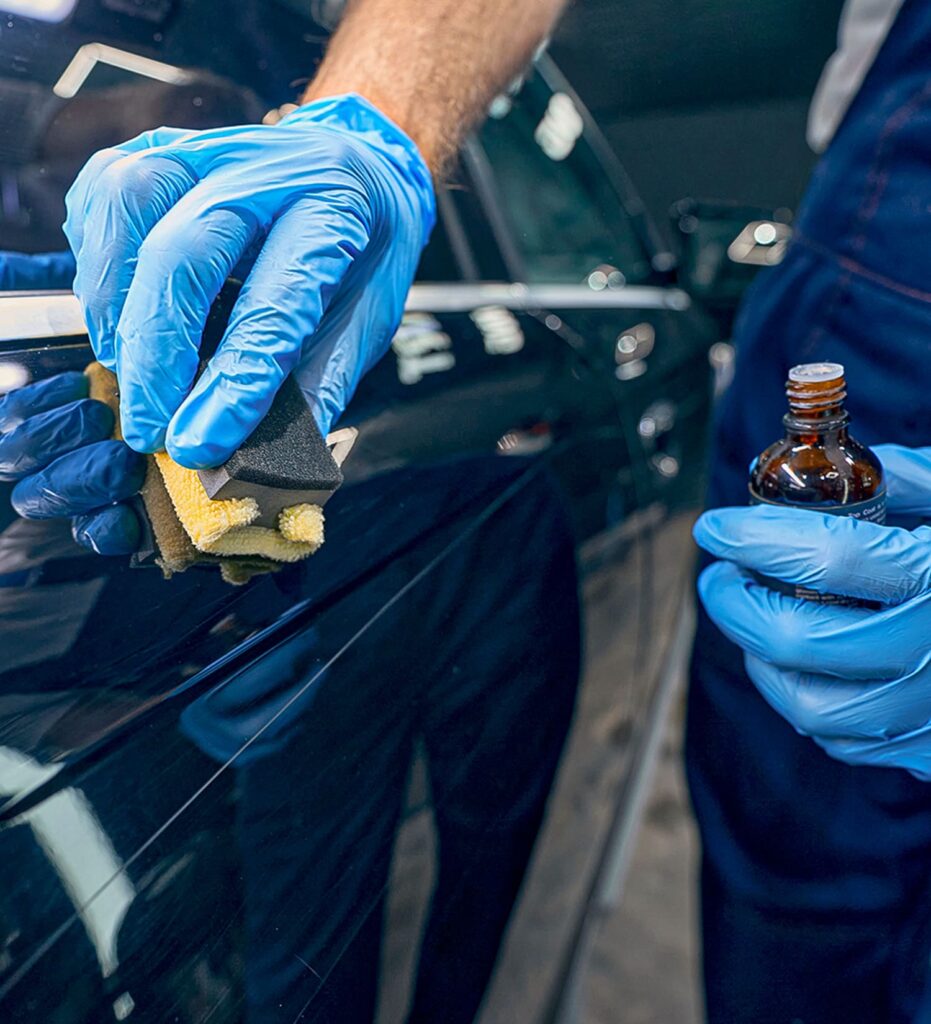 車のボディをコーディングしている様子